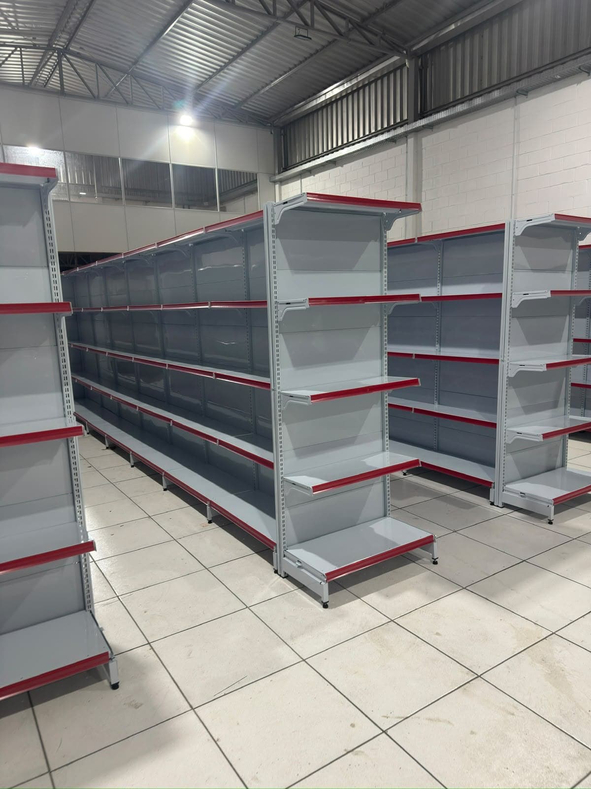 Loja equipada pela Gôndolas Suprema